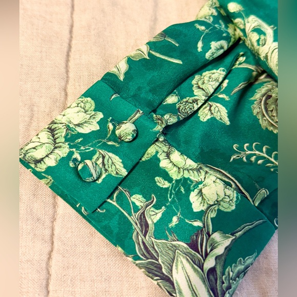 Alice + Olivia Eloise Blouse - Green Floral Button-Front Long-Sleeve Blouse - Picture 5 of 7